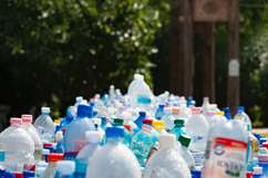 Greenwashing : Des associations de consommateurs européennes déposent une plainte administrative contre les principaux fabricants de bouteilles en plastique